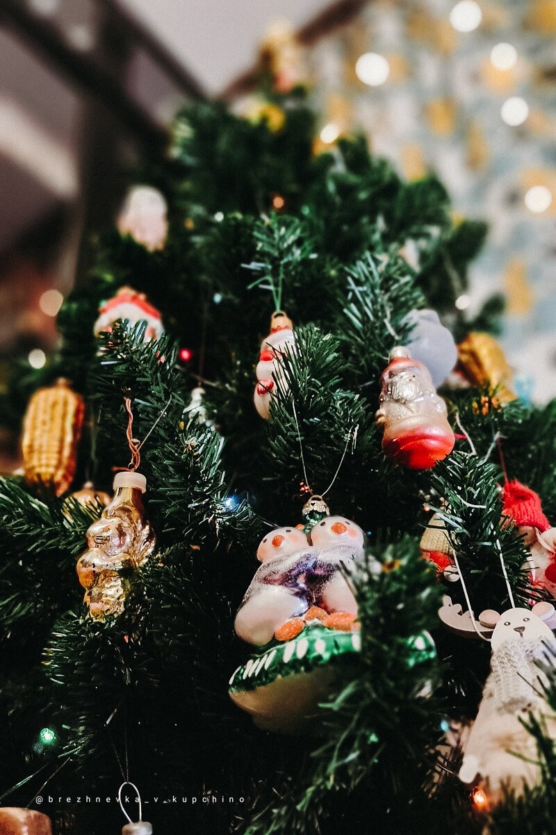 Моя ёлочка в ретро-стиле со стеклянными игрушками. Фото моё.
