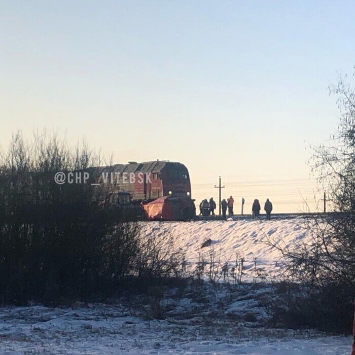 Поезд смял микроавтобус в Витебской области - Фото