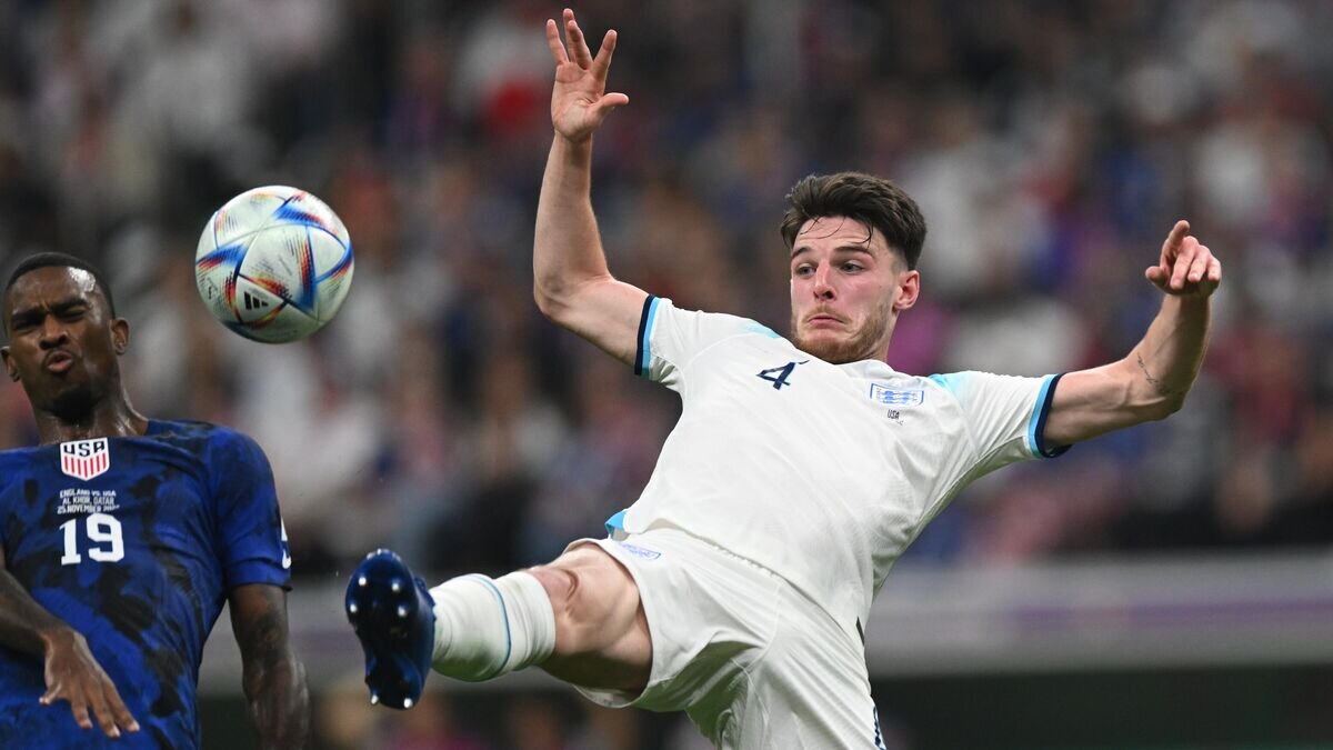    Игрок сборной США Хаджи Райт и игрок сборной Англии Деклан Райс (справа) в матче группового этапа чемпионата мира по футболу между сборными Англии и США.© РИА Новости / Григорий Сысоев