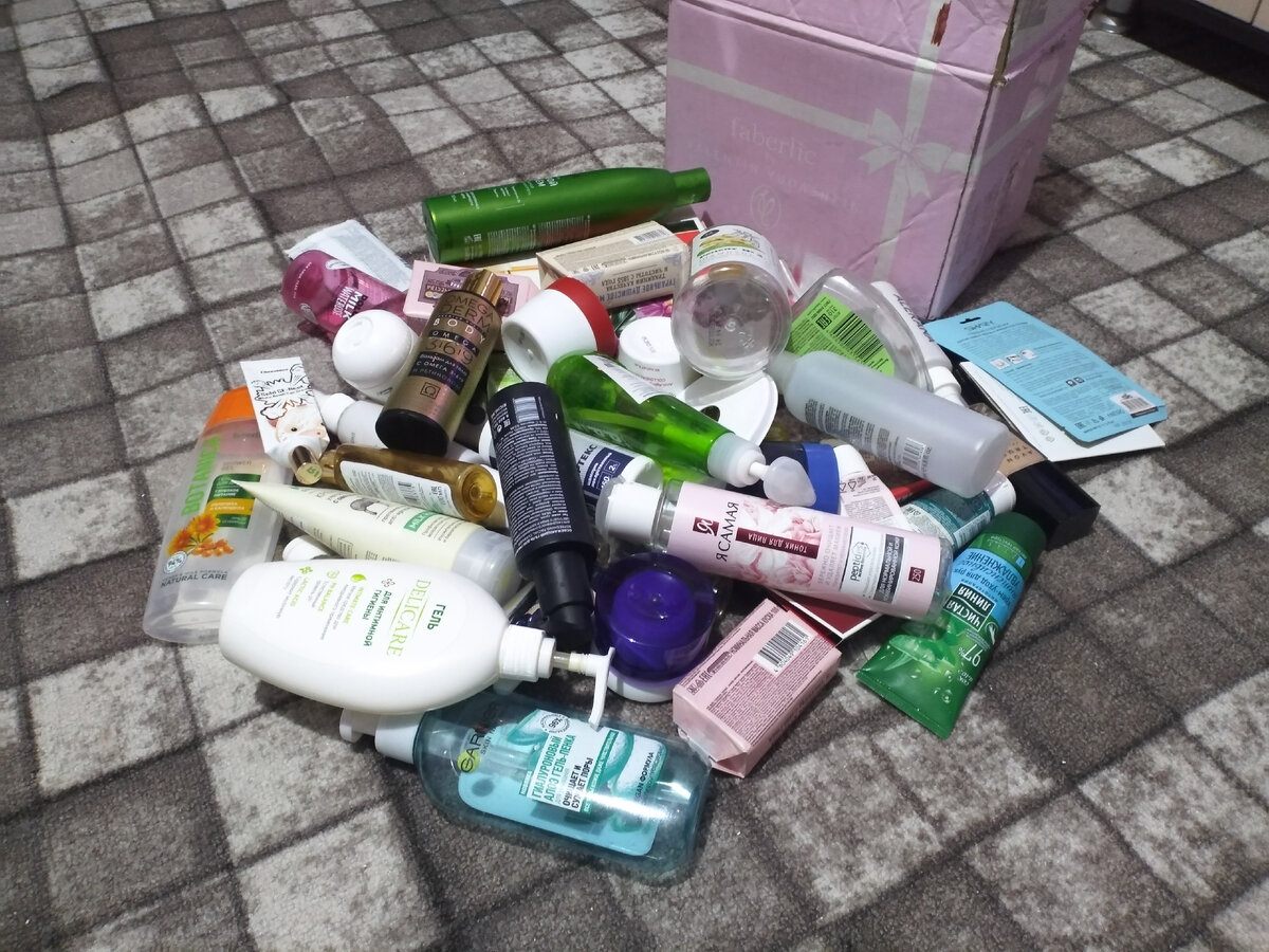 Пустые баночки косметики 