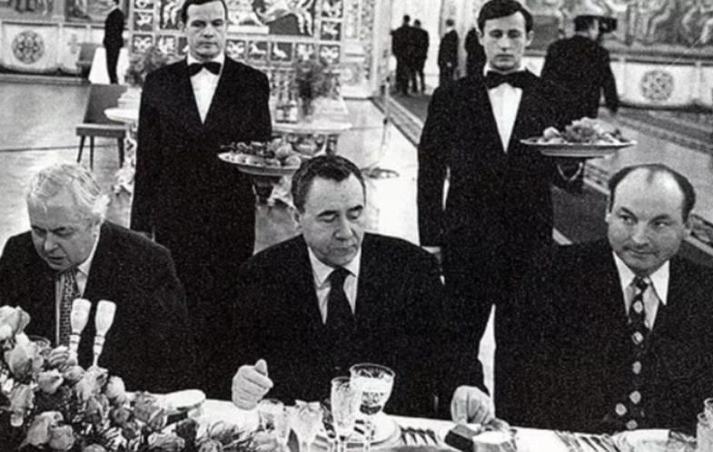 Президиум цк кпсс 1964. Собрания цк кпсс брежнева. Бражне громыко черненко. Примаков и горбачев. Картина.