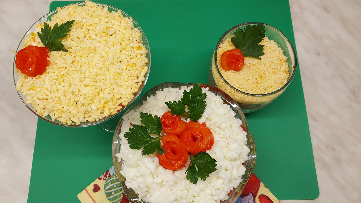 Салат можно подавать порционно, а можно выложить в большой салатник, всё зависит от вашего желания.