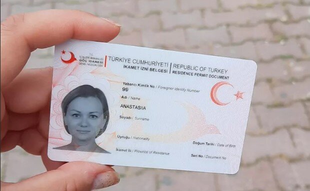 Пример карточки ВНЖ, у нас такая же розовая. 