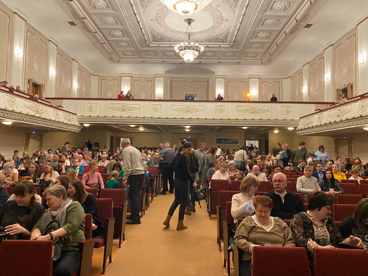 Фото автора. Зал очень большой, честно говоря, вся вторая половина партера - это почти ничего не видеть со сцены 