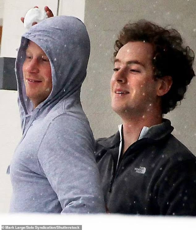 Принц Гарри (на фото с другом Томом Инскипом во время катания на лыжах в Вербье в 2011 году) якобы пошутил о 19-летней девушке и рюмке.