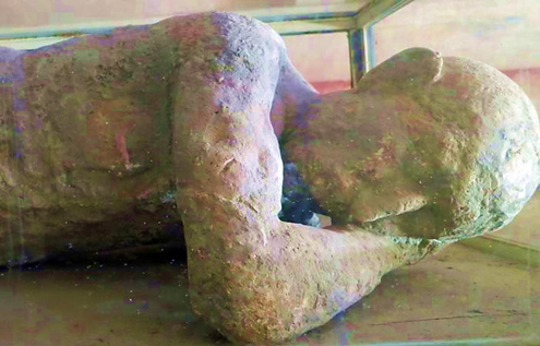Гипсовая заливка полости, оставленной погибшим в Помпеи.