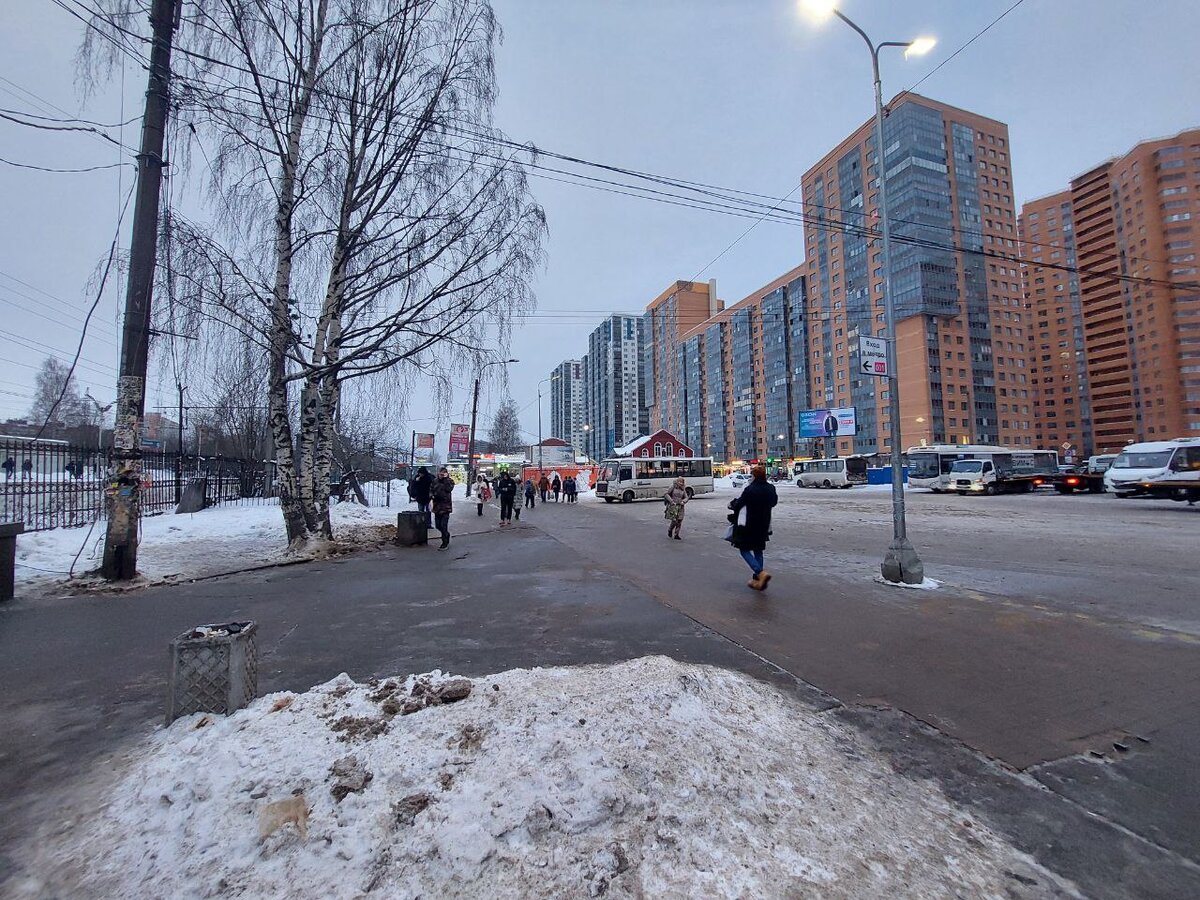 Рядом с входом в метро "Девяткино" на восточной стороне Мурино