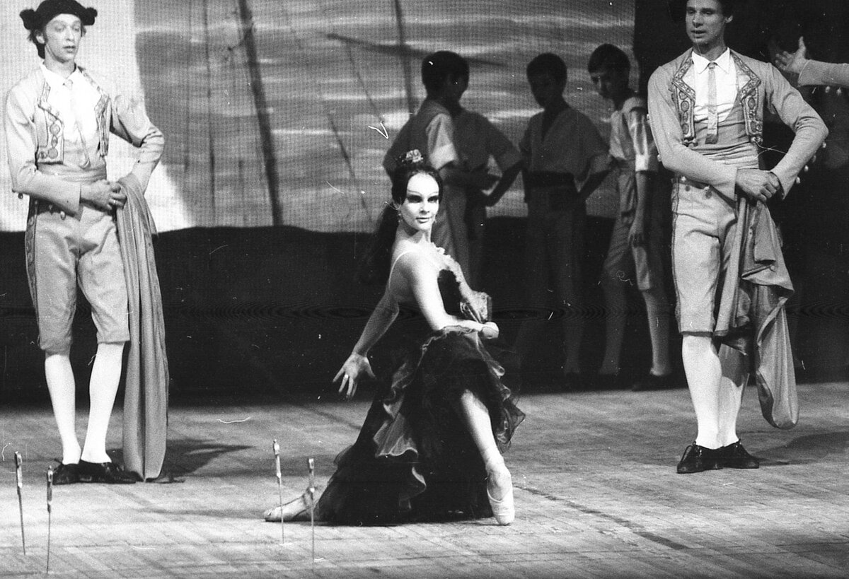 Е.Мартинсон - Уличная танцовщица. Фото из открытых источников.