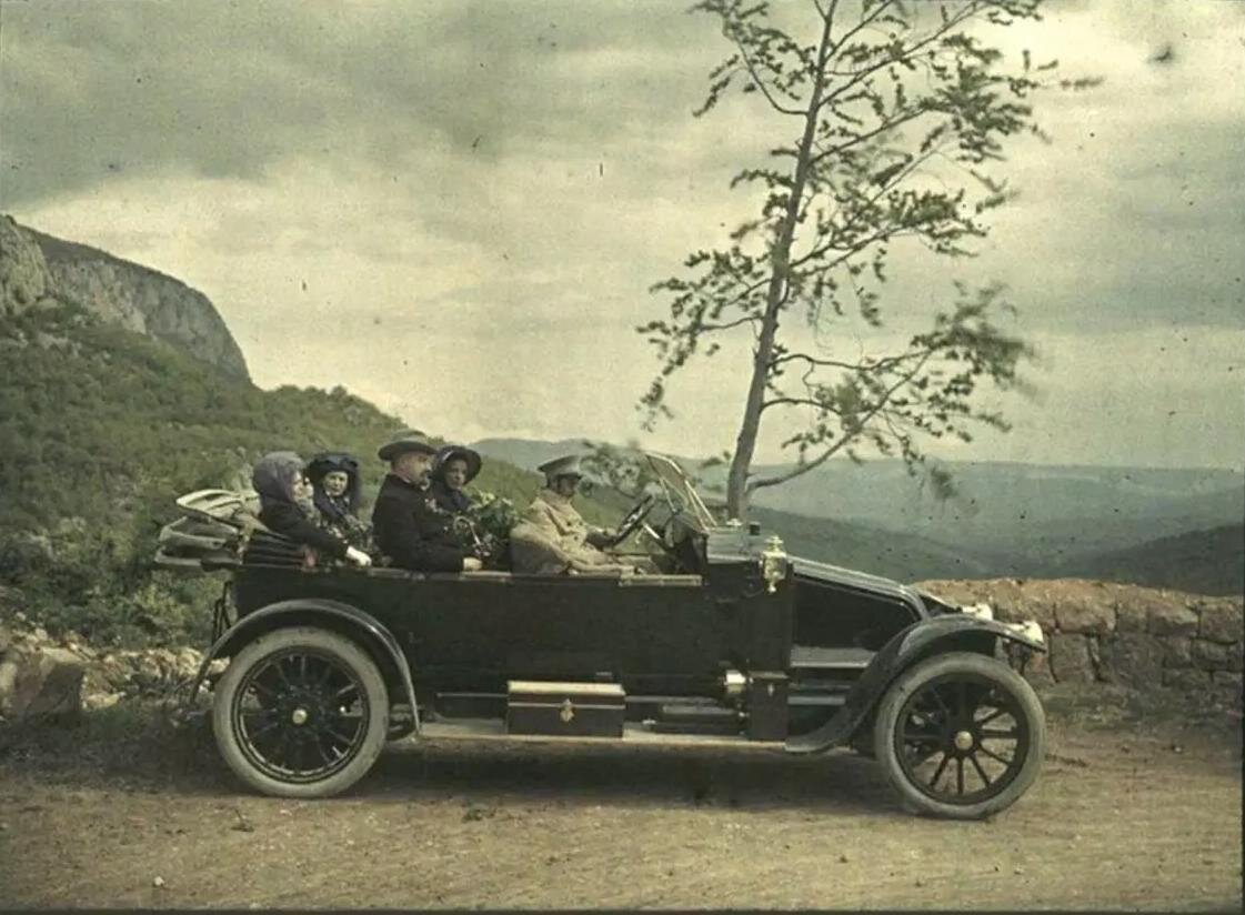 А теперь вся семья, включая бабулю,  едет в Ялту за покупками на личном  автомобиле.1912 год. 