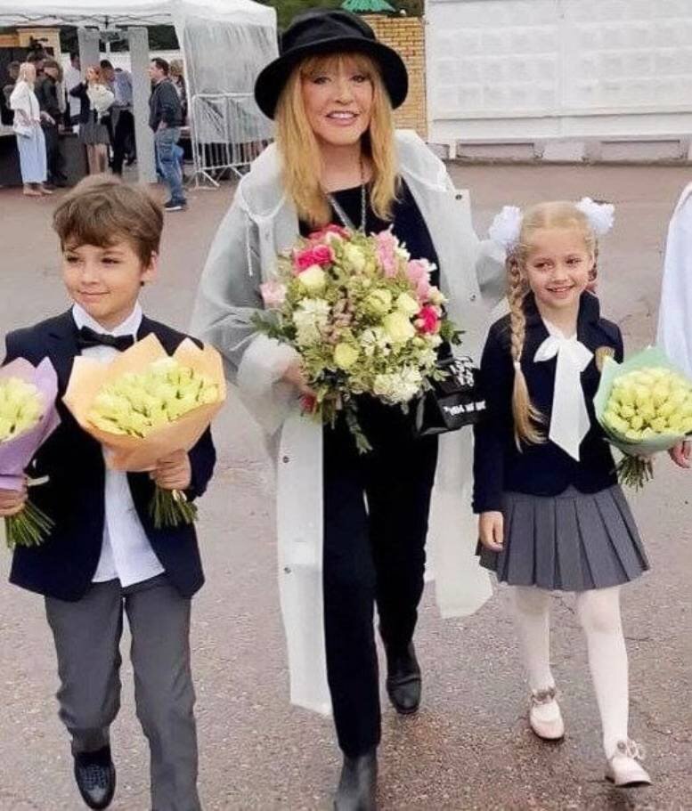    Алла Пугачева отвела детей в школу 1 сентября, однако в конце месяца вновь улетела с ними в ИзраильСоцсети
