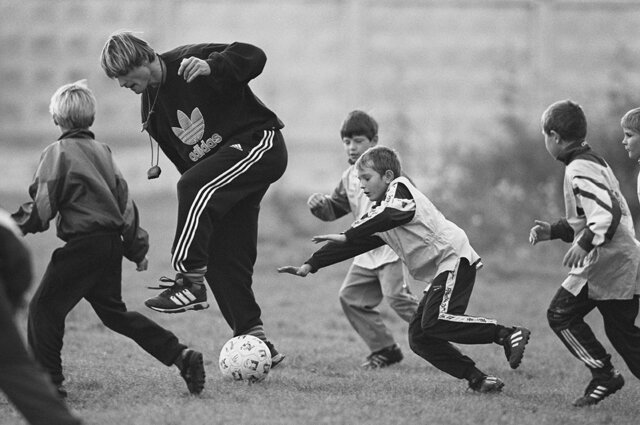    Детская спортивная школа «Торпедо». Тренер — российский футболист Юрий Иванович Тишков, 1999 г. Фото:  РИА Новости/ Владимир Вяткин