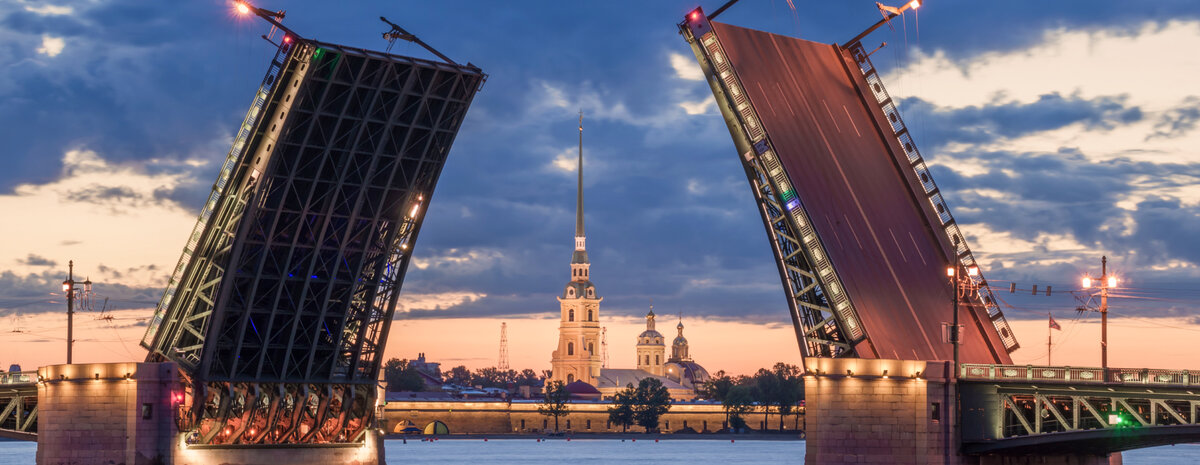 Что есть только в Питере: от разводных мостов до шавермы, конфет, картин и часов 