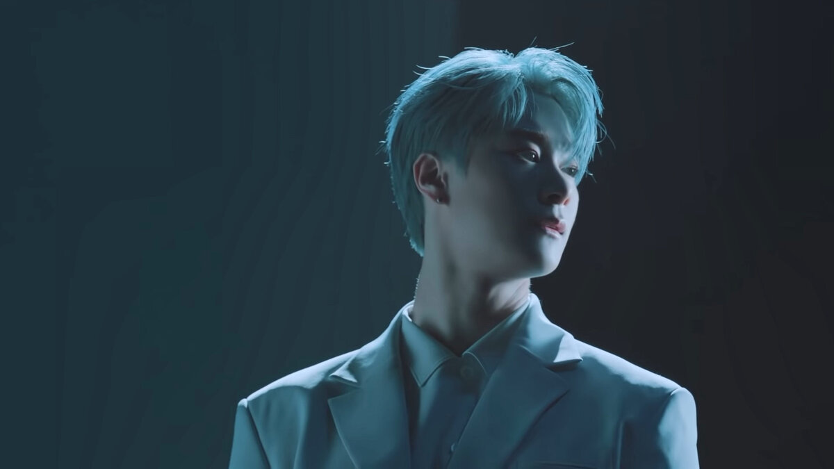 Кадр из клипа ASTRO - Knock