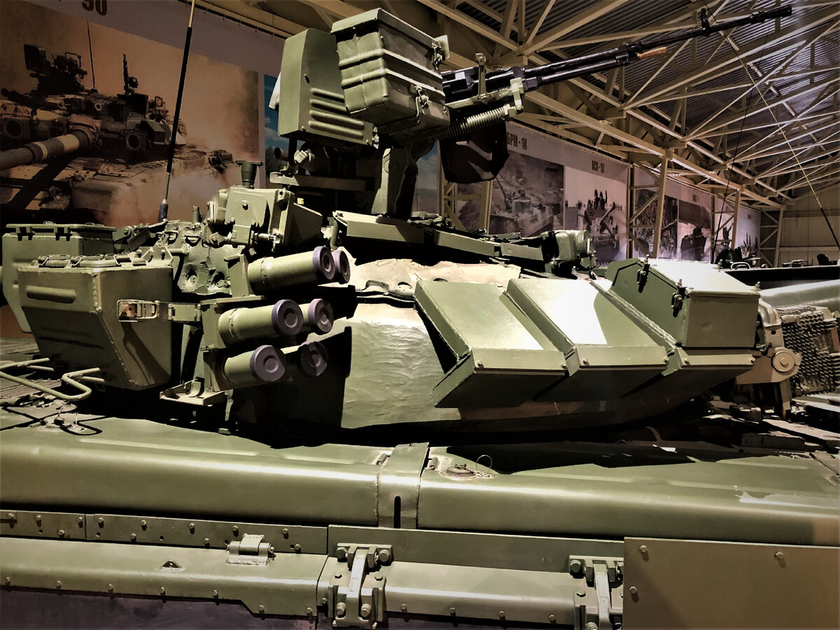 Головки грубого определения направления индикатора лазерного излучения , смонтированные по бортам башни , а также гранатометы для отстрела аэрозольных гранат (могут использоваться также для отстрела дымовых гранат 3Д6/3Д6М). Обеспечивается обнаружение излучения лазерных дальномеров-целеуказателей противника, разворот башни в направлении излучения и отстрел аэрозольных гранат 3Д17 , образующих завесу, которая нарушает работу систем наведения корректируемых артиллерийских снарядов и ПТУР противника.