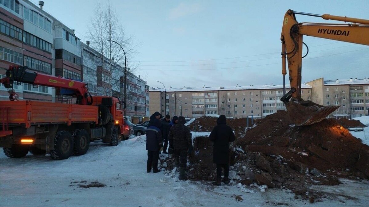     В Можге завершилось заседание комиссии по чрезвычайным ситуациям, посвященное ликвидации последствий аварии на городских тепловых сетях. Принято решение продолжать восстановительные работы, не прерываясь на ночь, до их полного окончания.