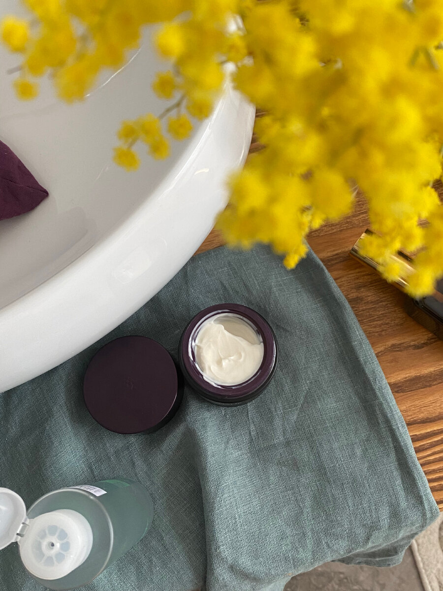 Мои ритуалы красоты всегда выглядят эстетично. Обожаю свою ванную и расставлять цветы в ней. Весенние мимозы