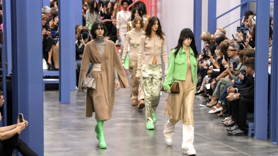    Синий, розовый и зеленый: как сочетать яркие цвета в одежде, чтобы выглядеть безупречно Ксения Пудовкина