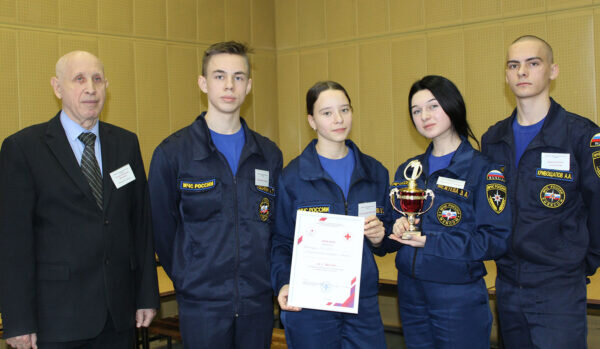    Команда-победительница Тамбовского педагогического колледжа: руководитель команды Владимир ЕГОРОВ, студенты Андрей ЛЕВОЧКИН, Валерия ЕМЕЛЬЯНОВА, Эльвира МЕЖУЕВА и Александр КРИВОЩАПОВ