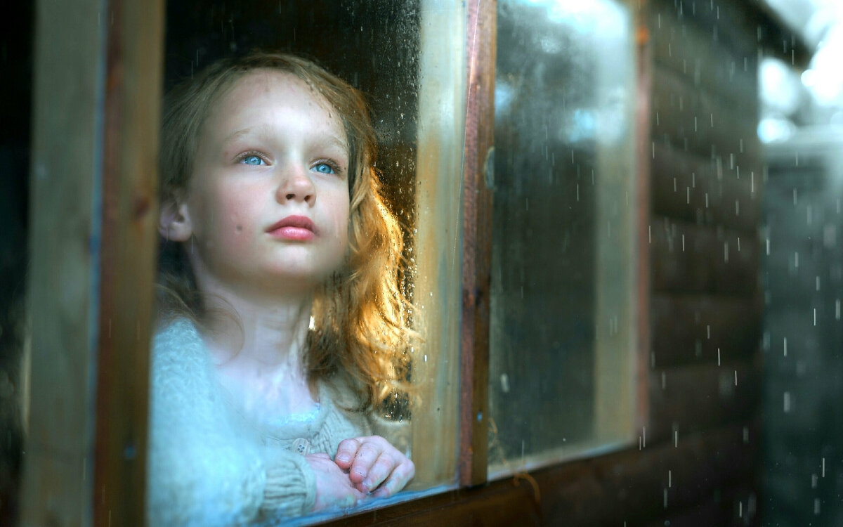 Девочка у окна