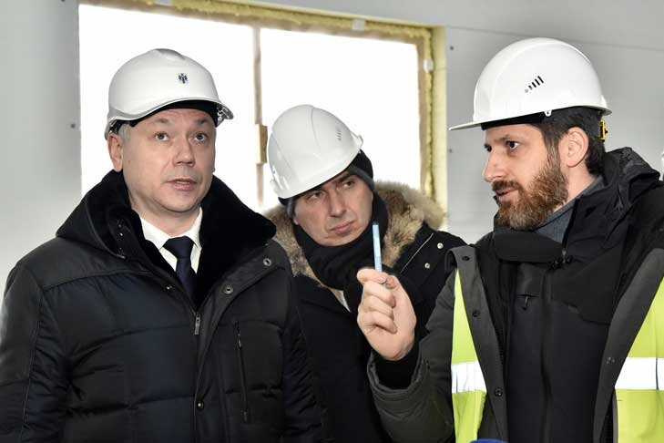    Андрей Травников поручил подготовить концепцию освоения территории инфекционной больницы на улице Семьи Шамшиных. Фото пресс-службы правительства Новосибирской области.