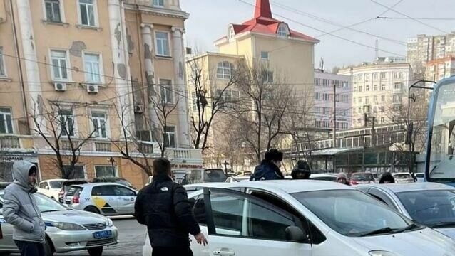     Водитель автомобиля притерся к другой машине настолько филигранно, что нарушение ПДД можно спутать с неправильной парковкой. Инцидент произошел в районе Луговой во Владивостоке — на месте работают сотрудники ДПС.