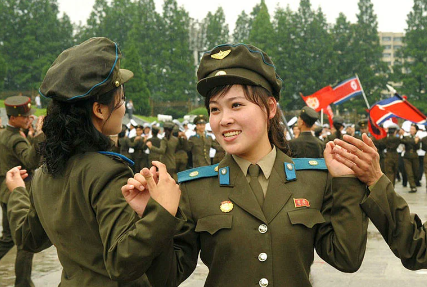 Певицы северной кореи. Солдаты Северной Кореи. Военная форма солдата КНДР. Женщины в армии Северной Кореи. Северная Корея девушки солдаты.