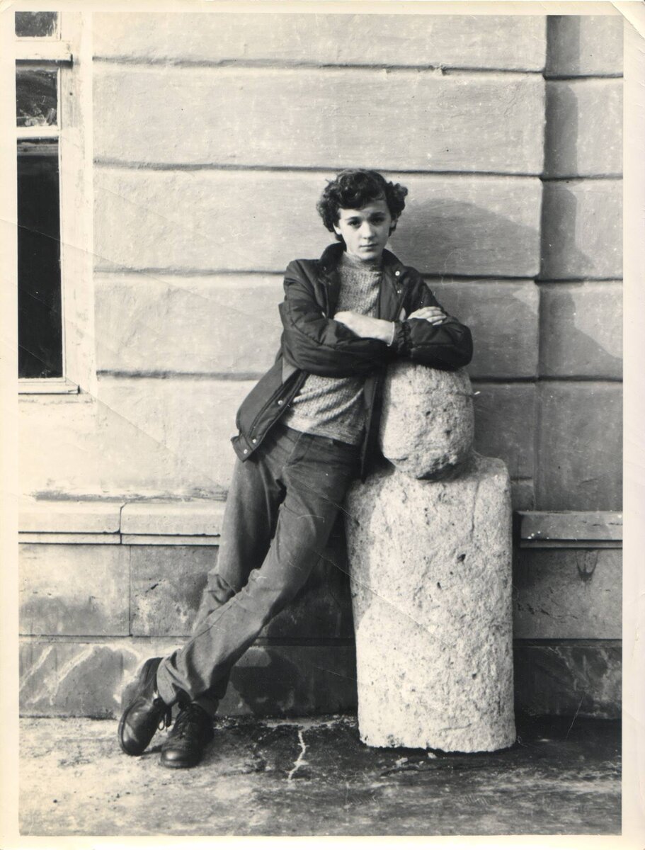 А вот так я выглядел, когда учился в шестом классе (я слева).