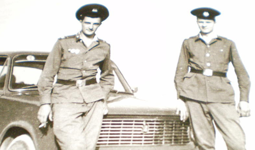 Мы часто, делали памятные снимки, на фоне какой-нибудь гражданской машины