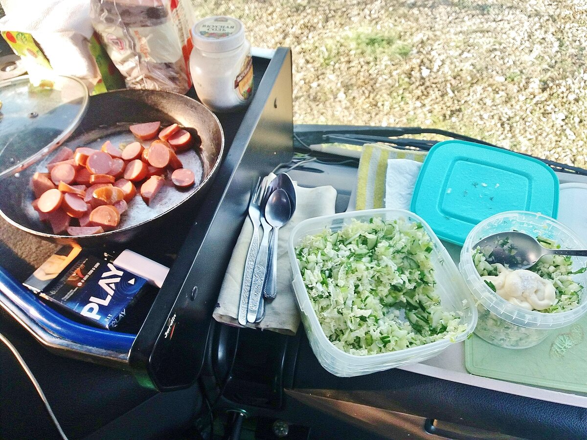 еще вчера утром готовила завтрак милому. Накануне во время простоя нарезала салатик и не заправила, вечером и утром откладываем отдельно в контейнер и заправляем.