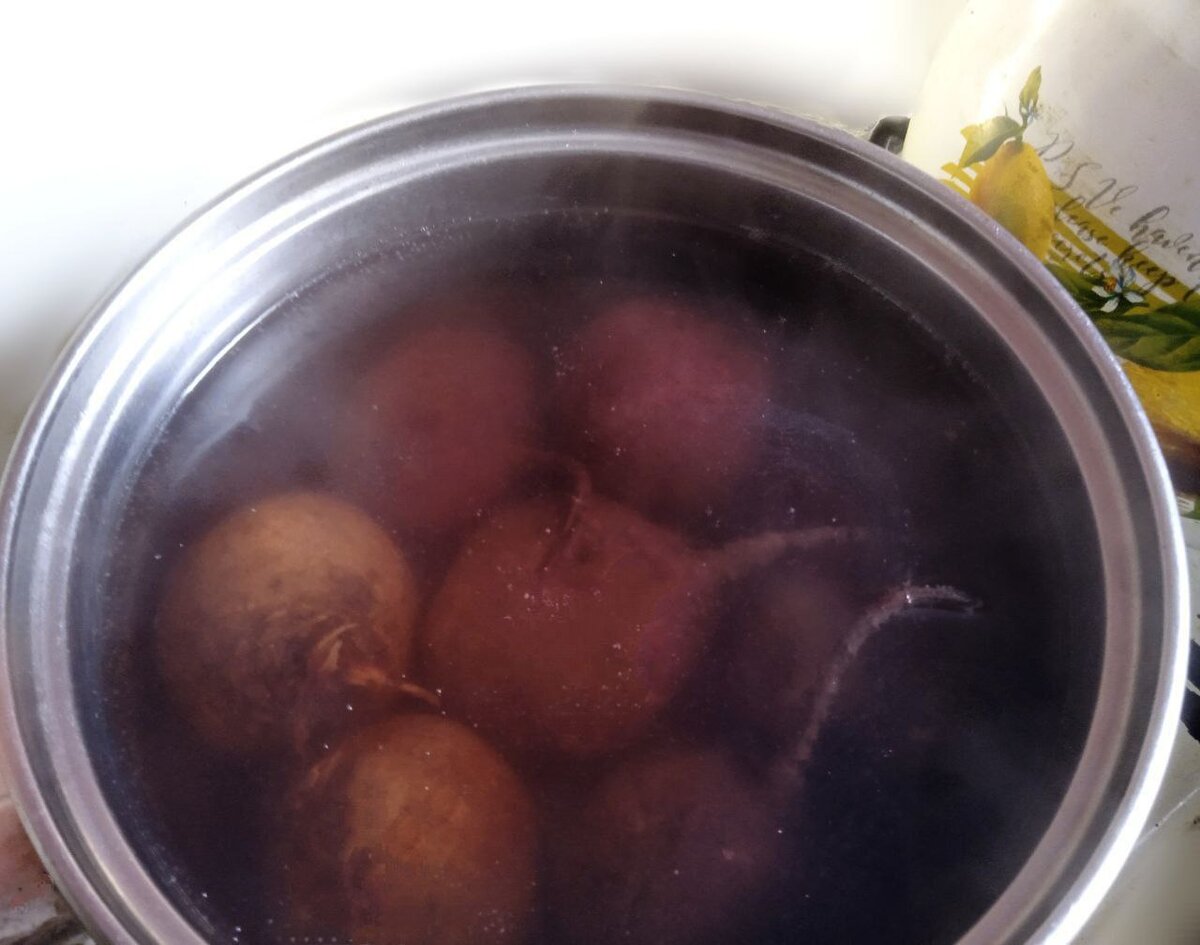 Варите свеклу на салат? Отвар оставьте для комнатных растений! 