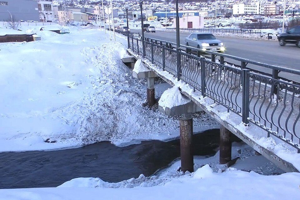     Патрульные совершили героический поступок и спасли жизнь человеку Фото: скриншот с видео