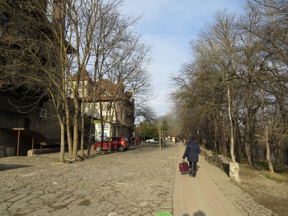 Старый замок, набережная р. Псекупс