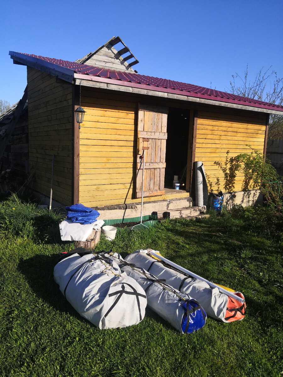 Три упаковки: баллоны, паруса с мачтой и такелажем, трубы каркаса 