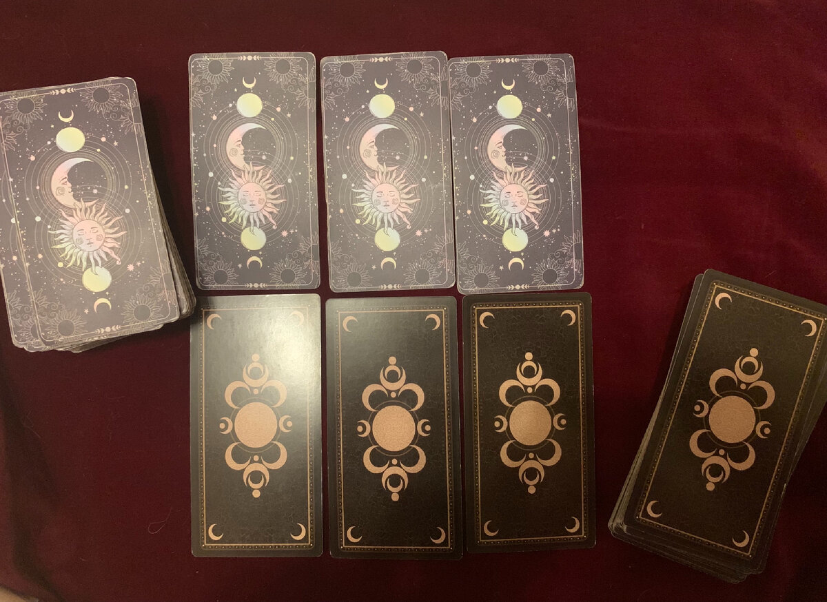 Здесь представлены расклады на таро Уэйта (верхний) и на Безумной Луне (нижний)