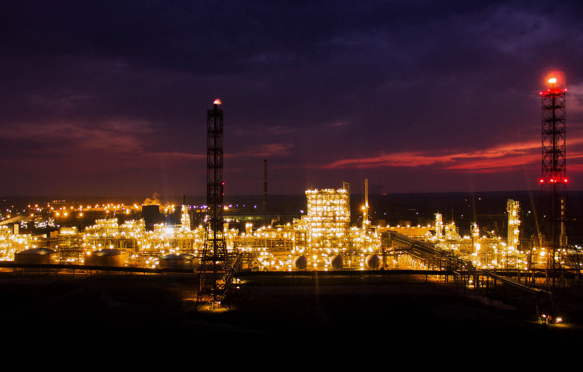    Нефтеперерабатывающий завод "Лукойл нефтохим Бургас" в Болгарии  Todor Stoyanov/Shutterstock/Fotodom