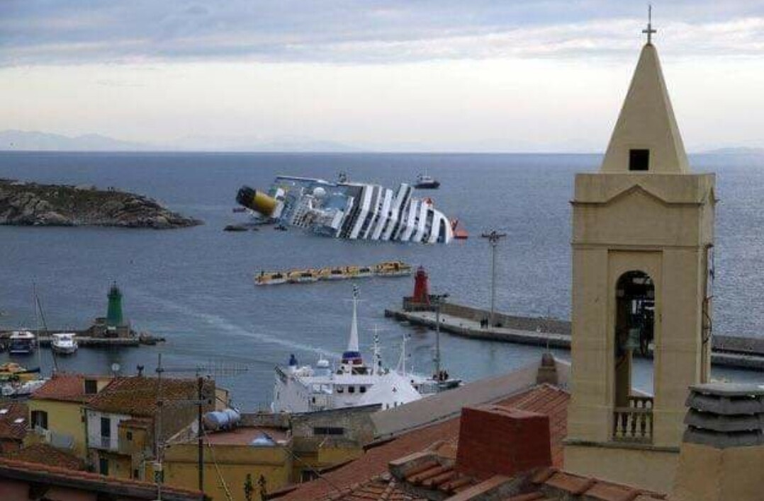 Вот такое бывает очень редко. Затонувшая "Коста Конкордия". Сравнительно молодой лайнер - 2006 года. От человеческого фактора никуда не деться в жизни. Источник: Яндекс.Картинки