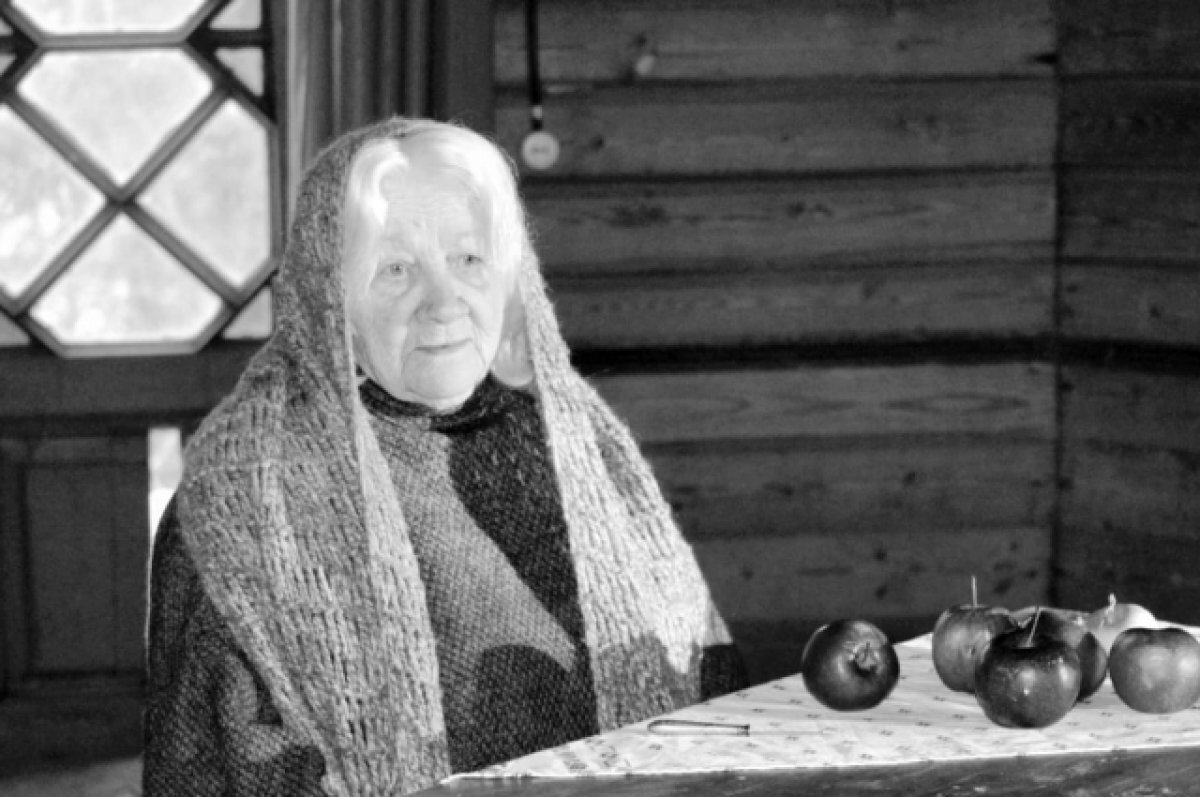 Сгоревшая бабушка. Старуха с отравленным яблоком. Актриса русская играет бабушку худощавая. Кто сыграл бабушку знахарку.