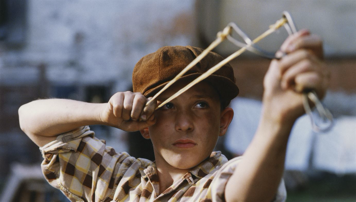 Сад хулиган. Рогатка Kådisbellan, 1993. Мальчик с рогаткой. Солдат с рогаткой.