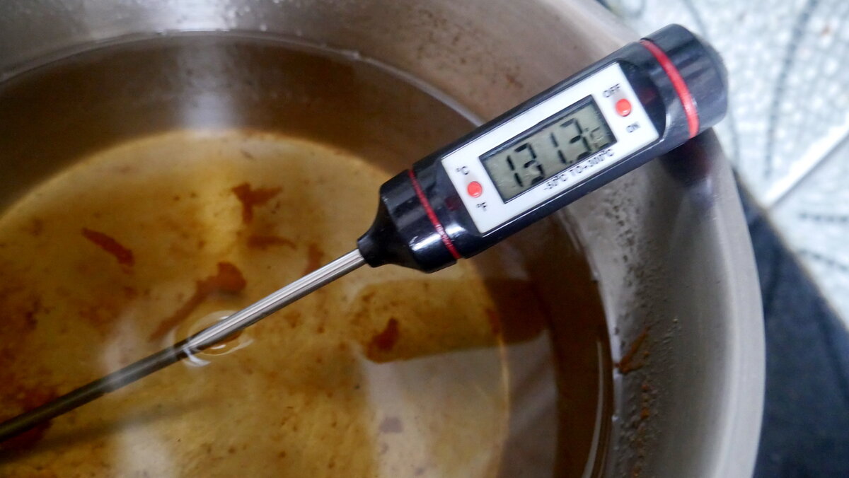 Разогреть масло до 120-150 градусов.