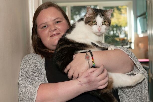 Вика Уильямс и кот Смидж. Источник фото: https://thebestcatpage.com/she-nearly-lost-her-hand-due-to-a-nip-by-her-cat-but-shes-not-planning-to-get-rid-of-smidge/