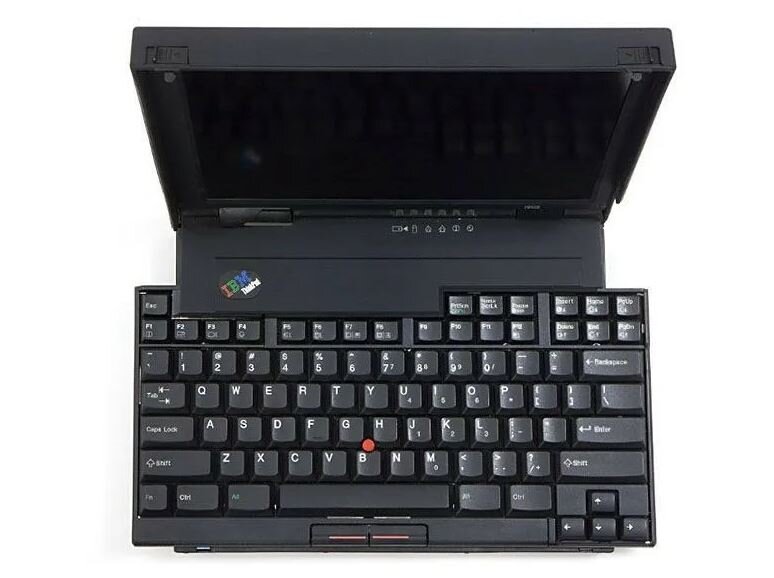 TrackPoint как видим на своем, законном, месте, не смотря на сложную конструкцию