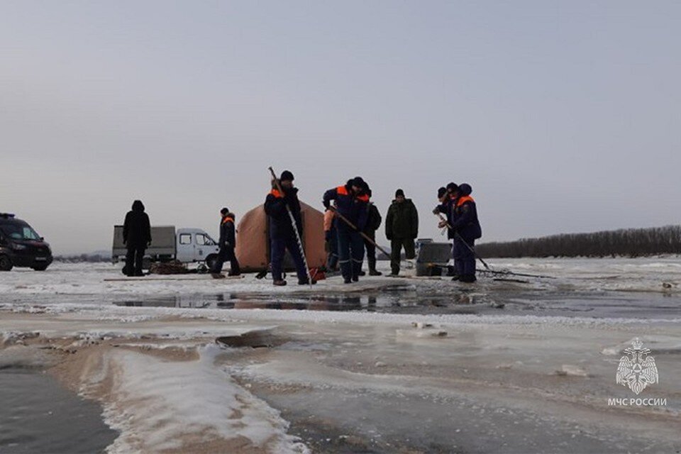     Водолазы исследовали машину и дно реки  ГУ МЧС России по Хабаровскому краю