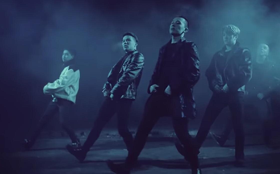   Группа Ninety One в клипе «Қалай Қарайсың?»:YouTube / GAKKU TV