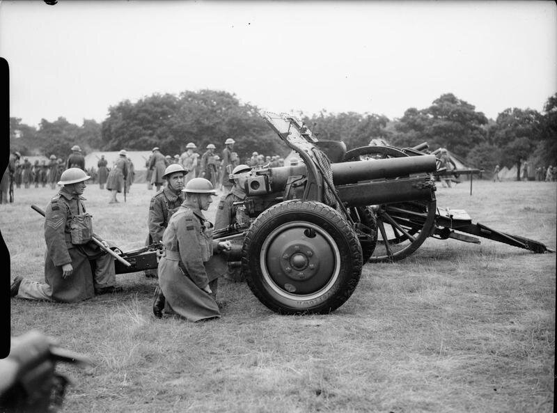 4,5-дюймовая гаубица Ordnance, BL, 4,5 inch, howitzer, on Mk I PA Carriage. Калибр —  114,3 мм, длина ствола —  14,3 клб, масса орудия —  1370 кг (боевая), масса снаряда —  15,88 кг, начальная скорость полёта снаряда —  313 м/с, дальнобойность —  6 675 м, угол возвышения —  -5 +45°, сектор обстрела —  6°.