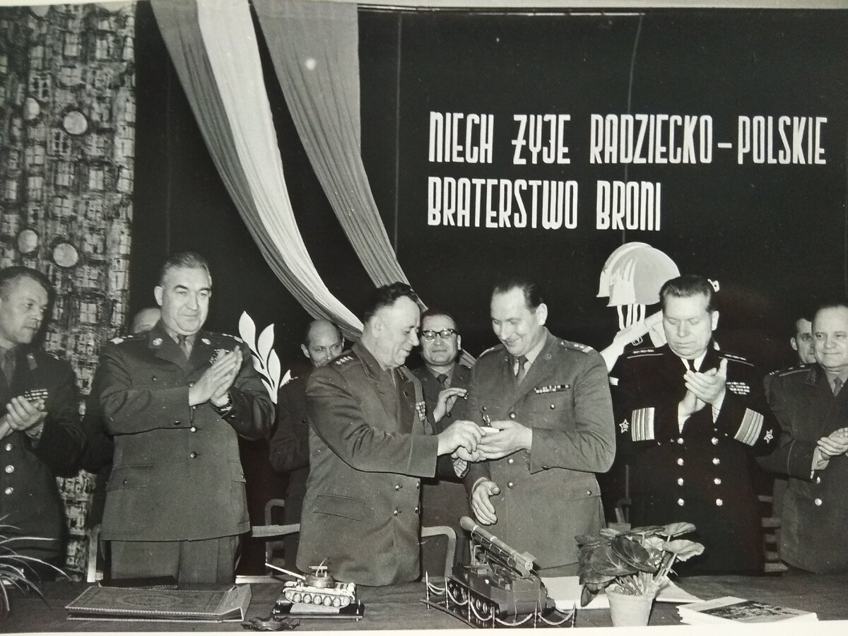 Социалистическое сотрудничество. Варшавский пакт 1955. Май 1955 подписание в Варшаве. Варшавский пакт подписание. Варшавский договор 1955 года.