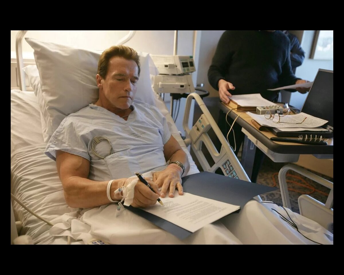 Арнольд Шварценеггер (Американский культурист, предприниматель, актёр, продюсер и политический деятель австрийского происхождения. 38-й губернатор Калифорнии)