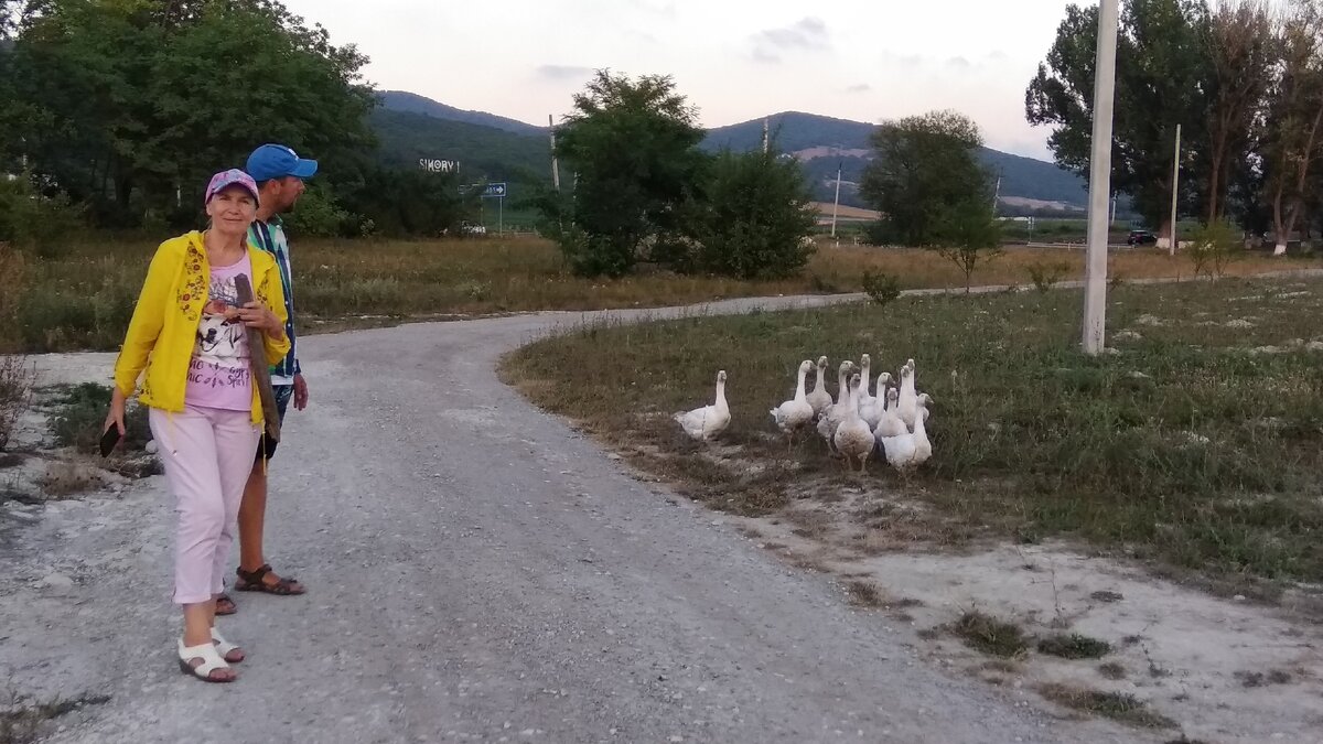 Мама с братом изучают наши окресности