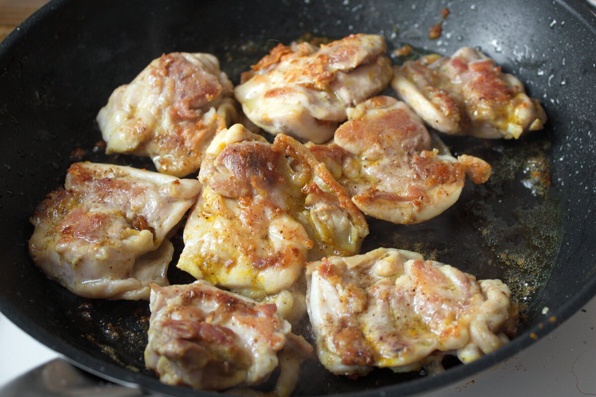 Никогда не добавляю масло для жарки курицы, и вам не советую. Рассказываю, почему.