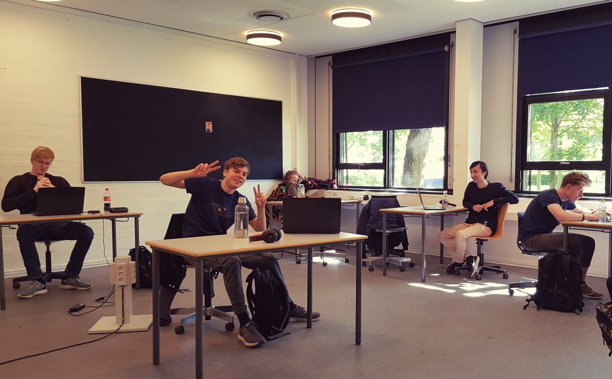 датской школы дзен. выпускной в дании. школьные лаборатории в европе. датской школы дзен. лапта волейболистов.