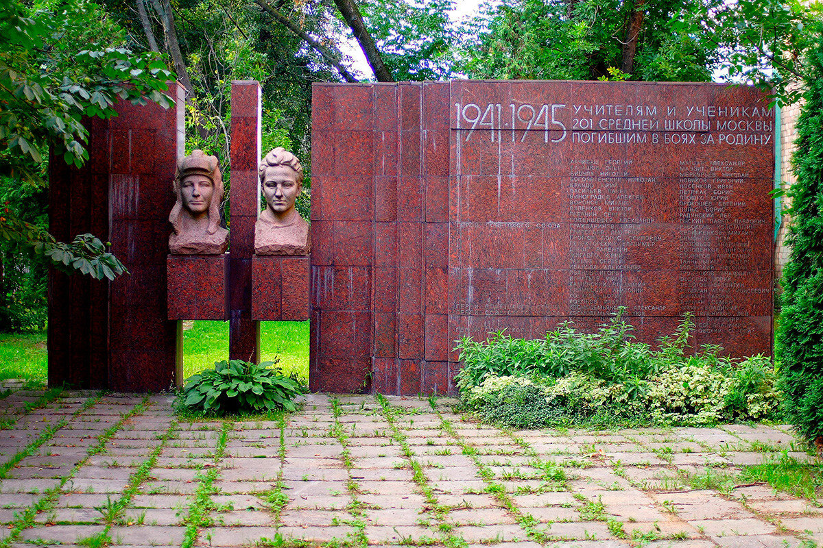 Где находится улица космодемьянских. Памятник зои и александра космодемьянских. памятник зое и александру космодемьянским в москве. памятник зои и александра космодемьянских в коптево. зоя космодемьянская памятник школы 201.